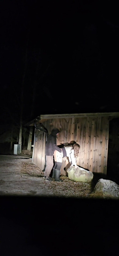 Extraño a su esposa al aire libre