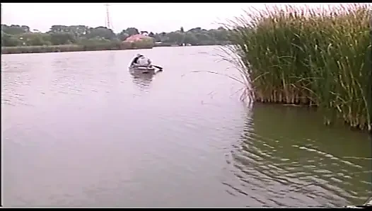 Dua pasangan sange amatir ngentot di atas kapal di tengah danau