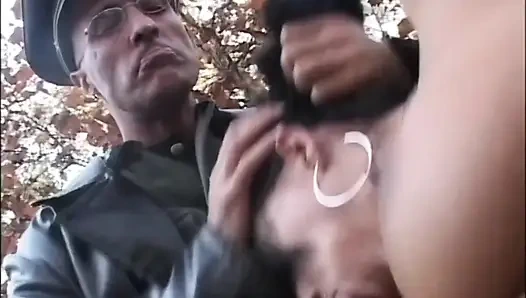 Молодую черную женщину с красивыми сиськами трахнул в лесу большой член и камшот в рот