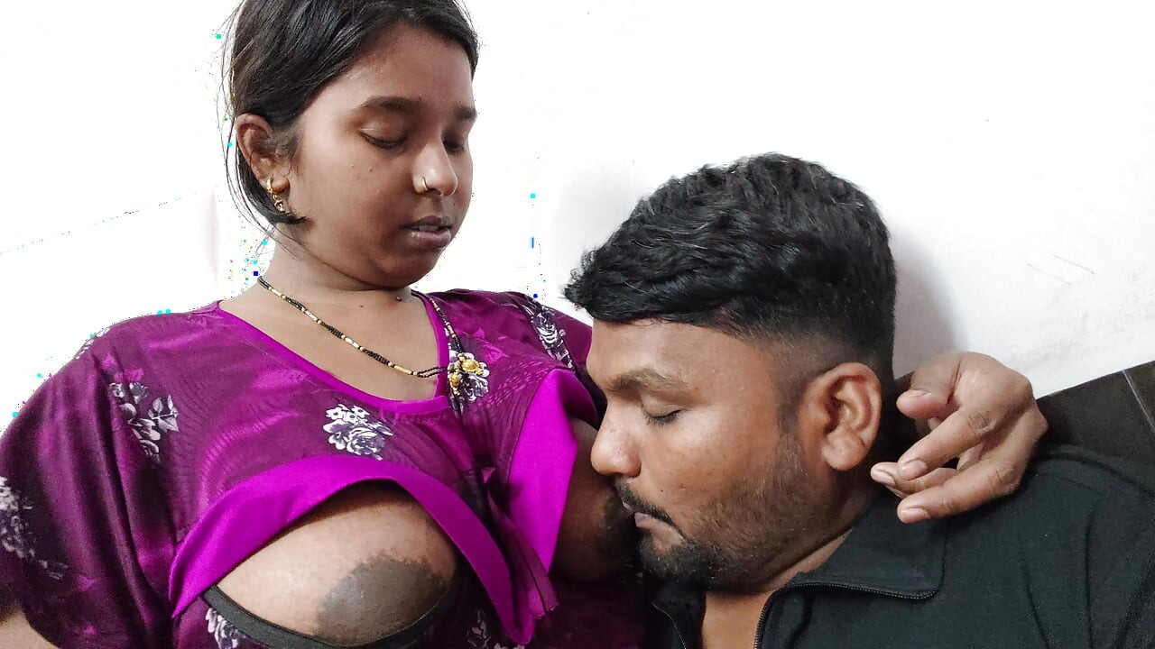 Devar apni bhabhi ki big boobs pahli bar aapne jibh se chat raha he - daver suking bhabhi boobs.