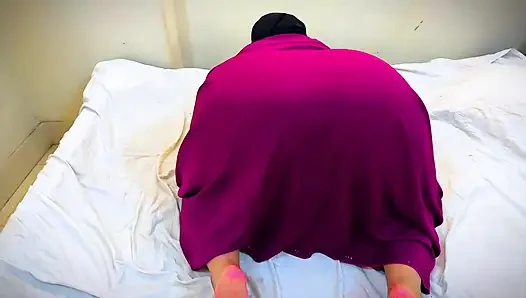 Gadis arab berhijab memasukkan mainan ke dalam lubang pantat besar yang gemuk, kesenangan