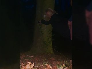 Hotwife bị còng vào cây trong khi ra ngoài dogging