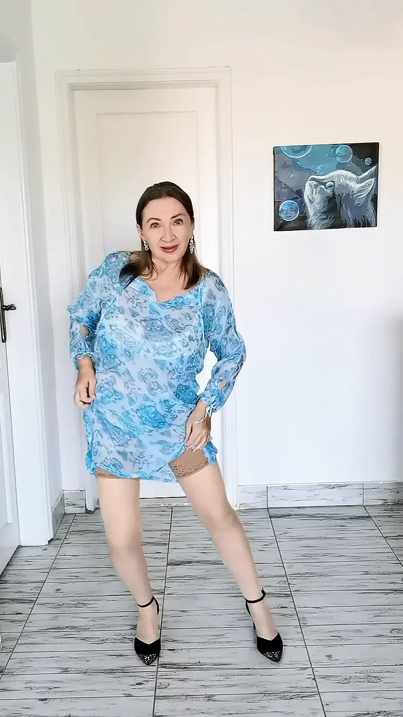 Nenek seksi dengan toket besar alami ini ngasih kejutan untukmu