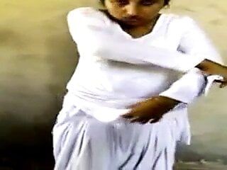 Punjabi -meisje wordt naakt en raakt lul aan