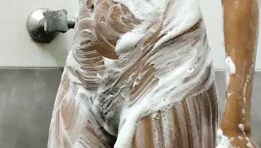 Принимая ванну с киской