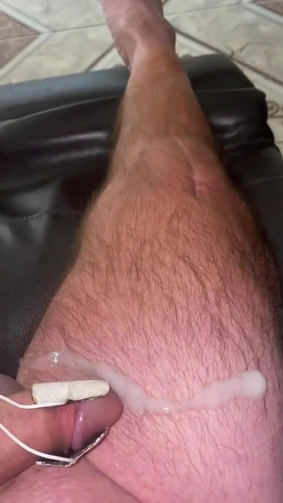 Zapanjujući trenutak iz "Hands Free E-Stim Cum"