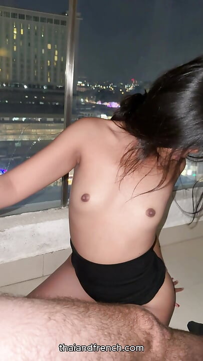 Teman wanita Thai 18 tahun menghisap batang putih besar di balkoni dan menelan beban yang besar