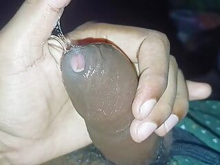 Un garçon coquin teste son propre sperme et se branle