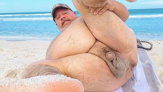 Пухлый старик на пляже, секс