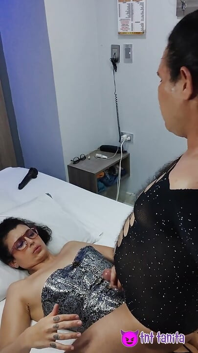 Holder seg til ektemannen Sissy Full Video Vi leker med lang dildo