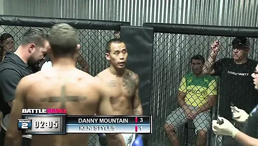 Azgın kaltak sikiş deliğinin güçlü ve şişmiş amcığı spermle dolu görünüyor