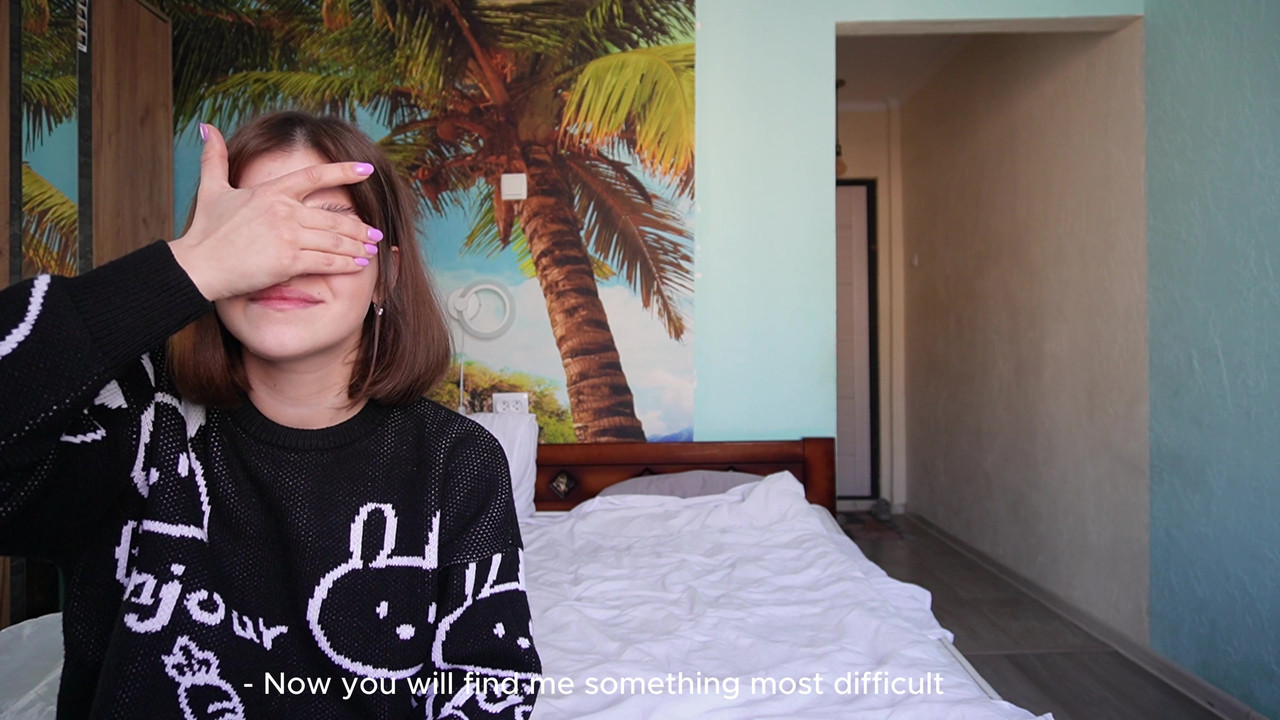 流行的在线游戏在视频博客期间变成继兄弟和继妹之间的性爱