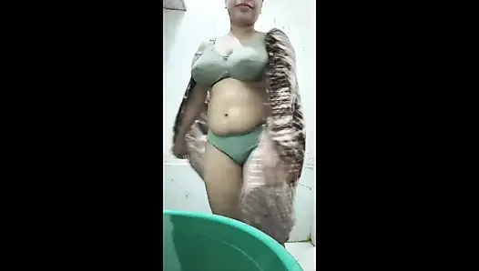 Sonam Ki Motii Gaand aur Badi Chooche - Real Comparison