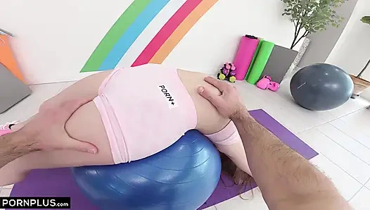 Geile spinnerin bekommt ihr verschwitztes fickloch gefüllt