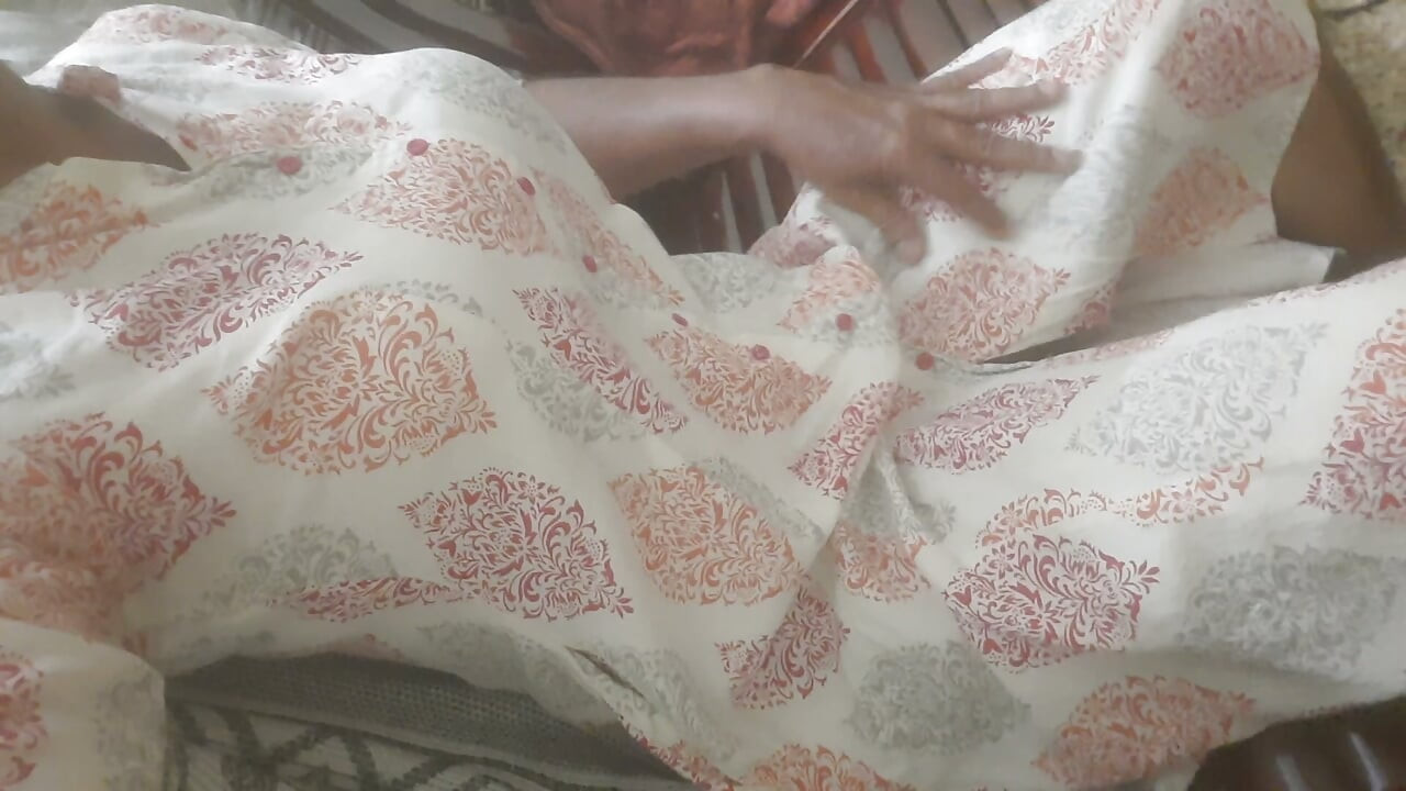বড় স্তন চেপে ধরা এবং যোনি ঘষা