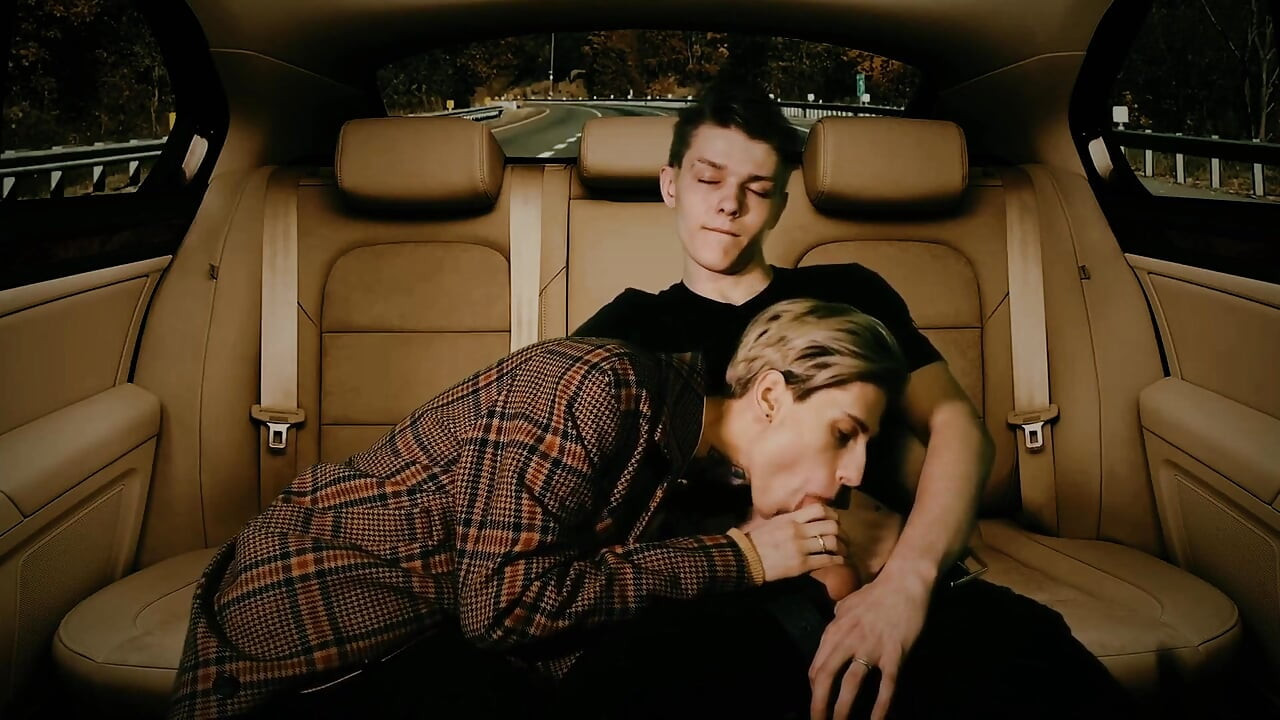 Hunk đụ lỗ hậu ở hàng ghế sau của một chiếc xe hơi