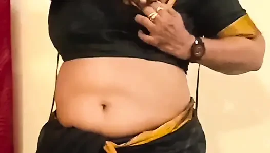 Desi tamilische reife ehefrau Lux schwarzer sari neckt mit dicken möpsen, arsch und behaarte muschi!