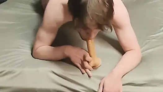Dildomu yüz aşağı götten emiyor