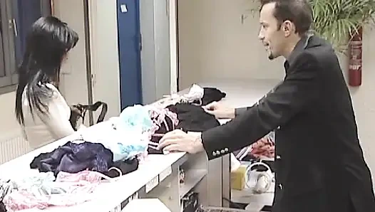 21 yaşındaki Fransız sekreter anal sikiliyor ofiste sikiliyor