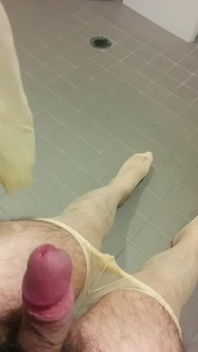 I wear pantyhose and cum