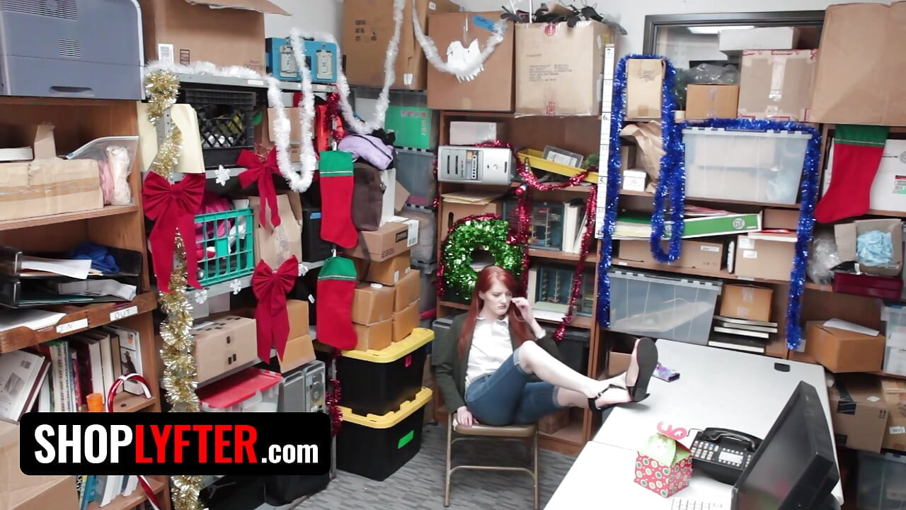 Shoplyfter - Страстна червенокоса мошеница Кристал Орхидея става на колене и гълта огромна порция сперма