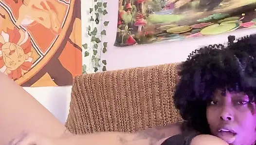 Сексуальная чернокожая шлюшка начинила свою киску огромным дилдо