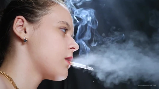Üstsüz esmer dramatik duman içinde sigara içiyor