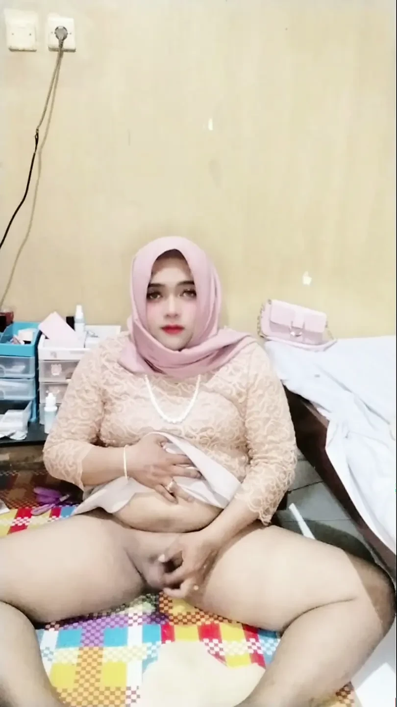Hijab Crossdresser Ivvy Masturbates Till Cums
