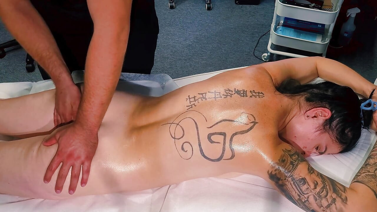 कामुक मालिश करने वाली मालिश की सीमा को धक्का देती है, उसे एक खिलौना देती है और अपना लंड अपने मुंह में डालती है