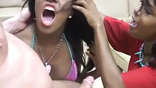 Pejantan terangsang menggosok memek cewek imut saat dia mendapat bj