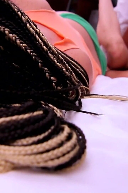 Après une longue nuit, les filles sont réveillées par du sexe