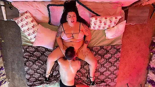 Hotwife, vollbusige boston wird von einer Pleasure Dom verwöhnt