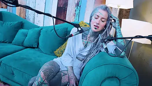Ich spreche über J - Jelousy - ASMR podcast SFW spricht goth dünnes mädchen dreadlocks tattoo-model mit tinte mädchen