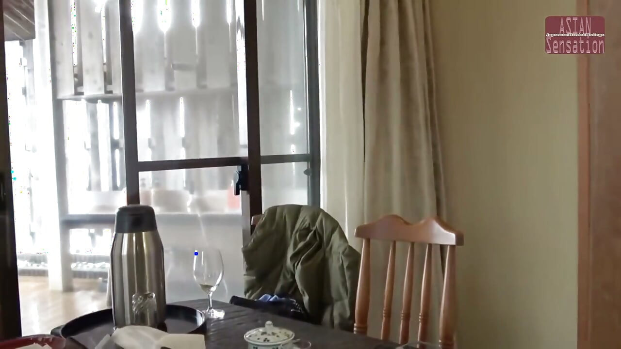 妻の友人が私の部屋に泊まる - 私は彼女にアプローチする - エピソード4