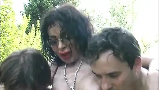 Шлюховатая волосатая милфа Inglese ищет большие члены, чтобы ее трахнули в парке