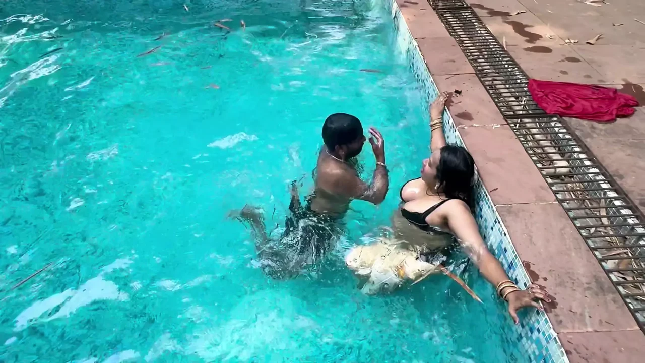 印度热辣夫妇在泳池性爱病毒彩信剪辑中的完整性爱视频