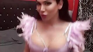 Сексуальная женщина-транс в розовом костюме