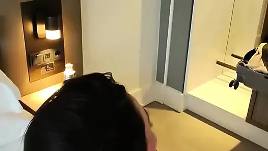 Ben odamı beklerken büyük zenci yarağı beni otelde sikiyor