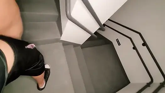 Spor salonunun merdivenlerinde ateşli büyük poposla seks yaptım