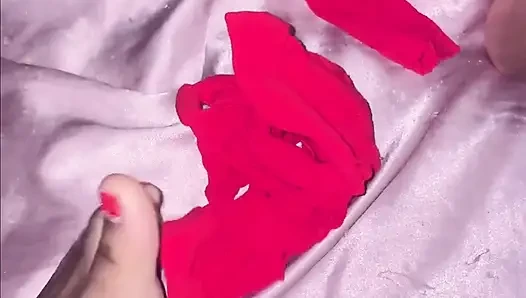Mainan seks di kamar mandi dan tempat tidur