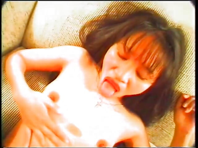 Un armăsar excitat fute o gagică asiatică sexy cu un tatuaj tare după o muie