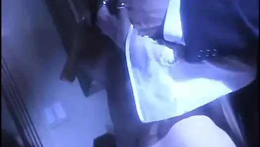 Blonde sexgöttin wird auf dem bett geknallt und schluckt dann