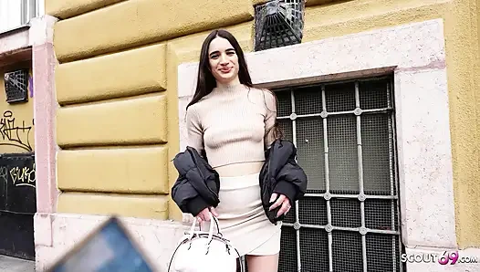 GERMAN SCOUT - Echte Orgasmus beim Porno Casting für Franzosin Candie Luciani