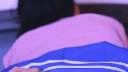 Gadis sekolah menggoda saudara tirinya dan melompat ke kontolnya yang keras