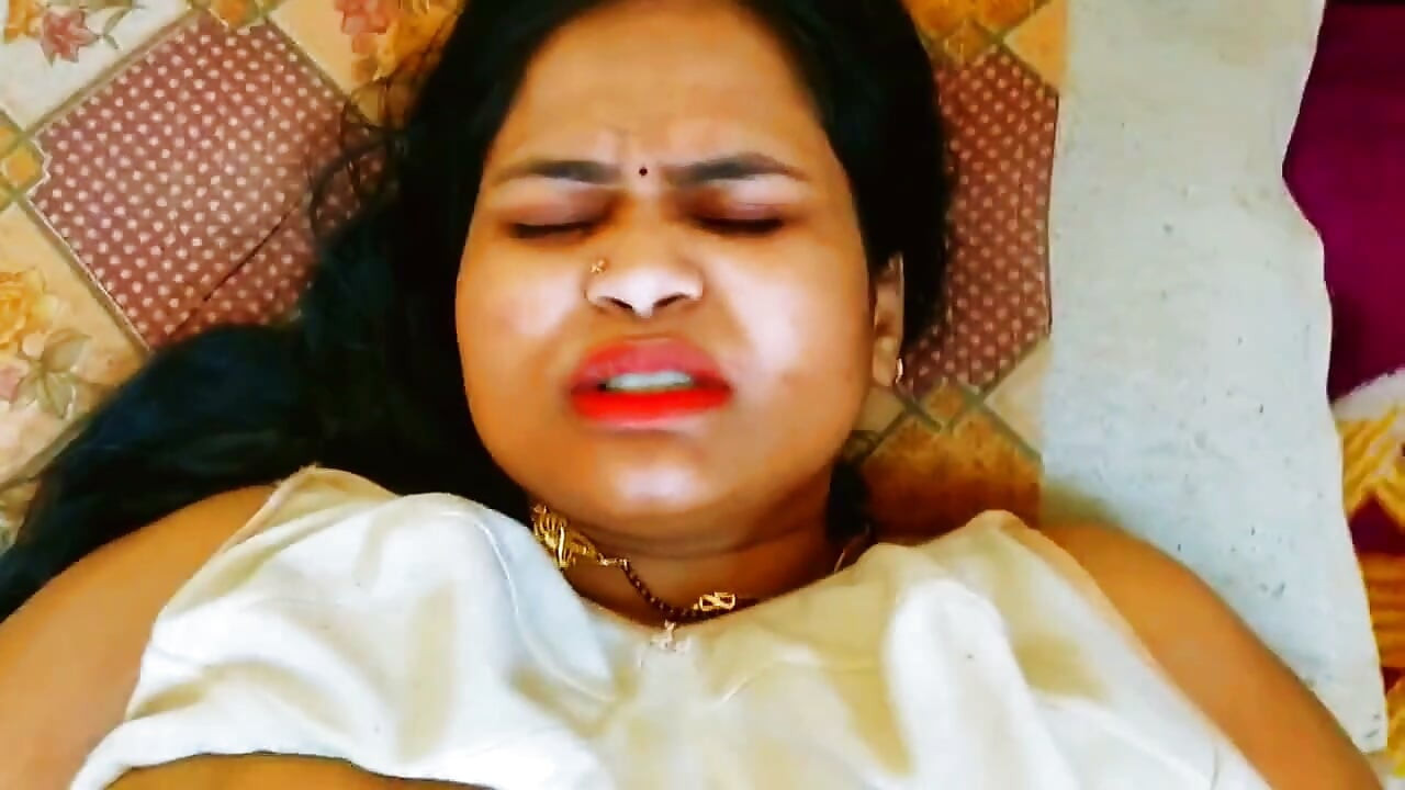 Clientul Excitat Îi Face Desi Bhabhi un Masaj Complet cu Ulei Apoi o Fute Tare