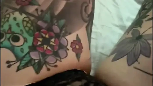 Gecenin ortasında mastürbasyon yapıyor ve çok sert boşalıyor