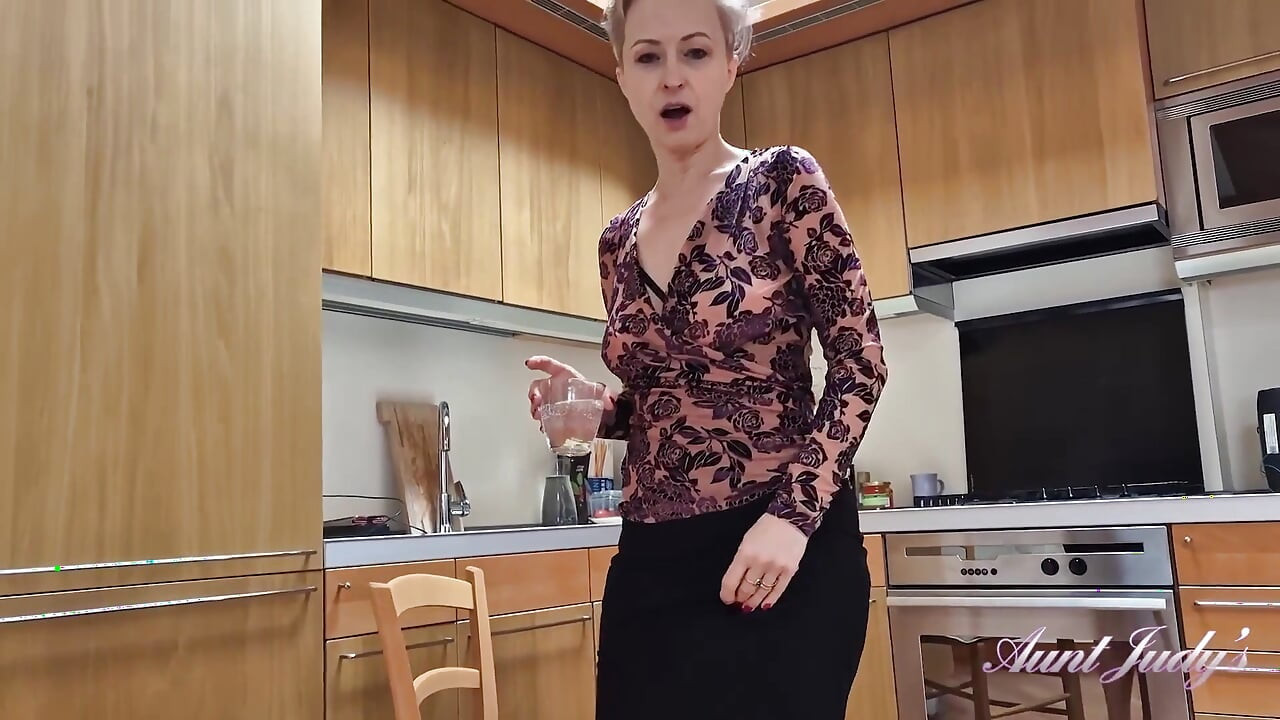 Auntjudys - Busty Amateur MILF Wanilianna Gets off in the Kitchen