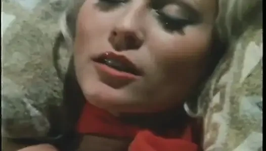 Sürtük iki adam tarafından sikiliyor ve dölleniyor nostaljik porno üçlü seks
