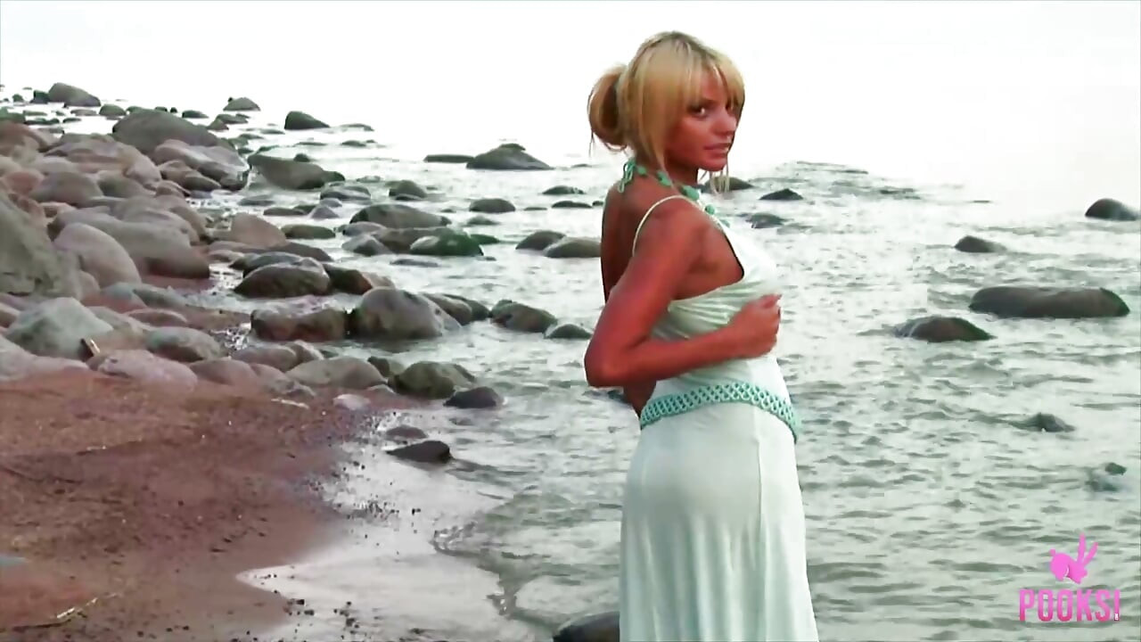 ¡La belleza de la playa Arya frota su coño de azúcar hasta que se corre!