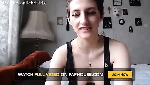 Чувственное поклонение подмышке перед камерой